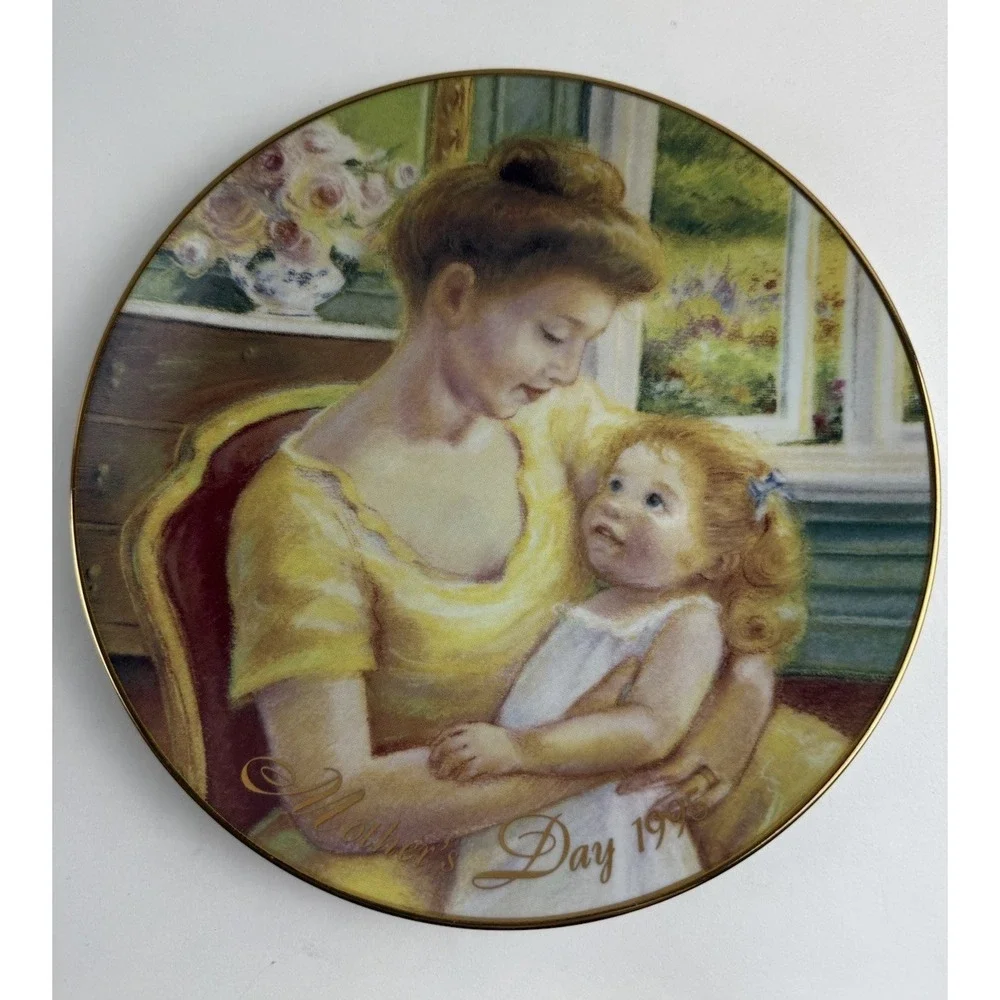 Vintage Avon 1995 Mother's Day Collectors Plate Porcelain with 22 k Trimmed Gold